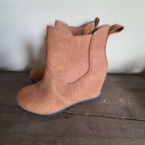 Universal Thread Amalia Wedge Booties 7.5 Cognac